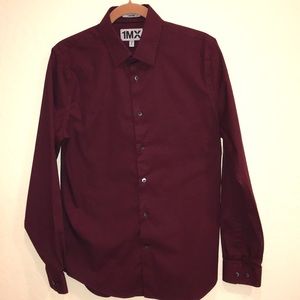Fitted men’s shirt dark Burgundy in color.